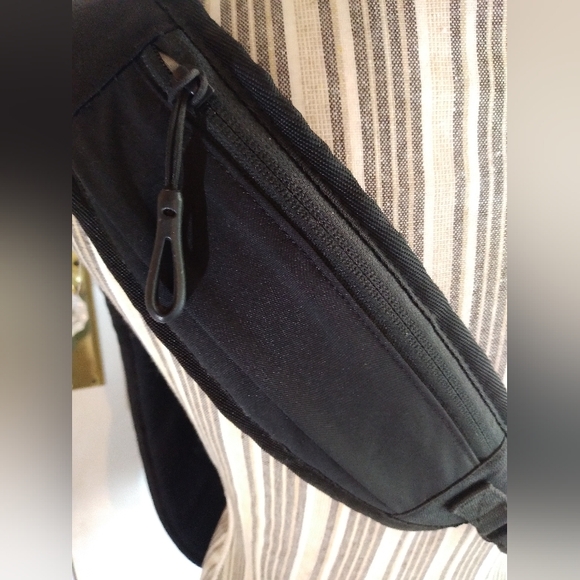 Sherpani Crossbody Sling black travel bag RFID - Picture 6 of 7